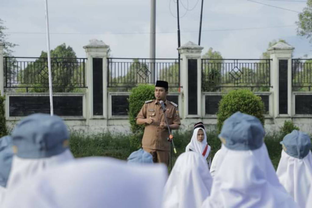 Wakil Walikota Solok Ramadhani Kirana Putra bertindak sebagai Pembina Upacara di SMK Negeri 3 Solok. (Zulnazar)